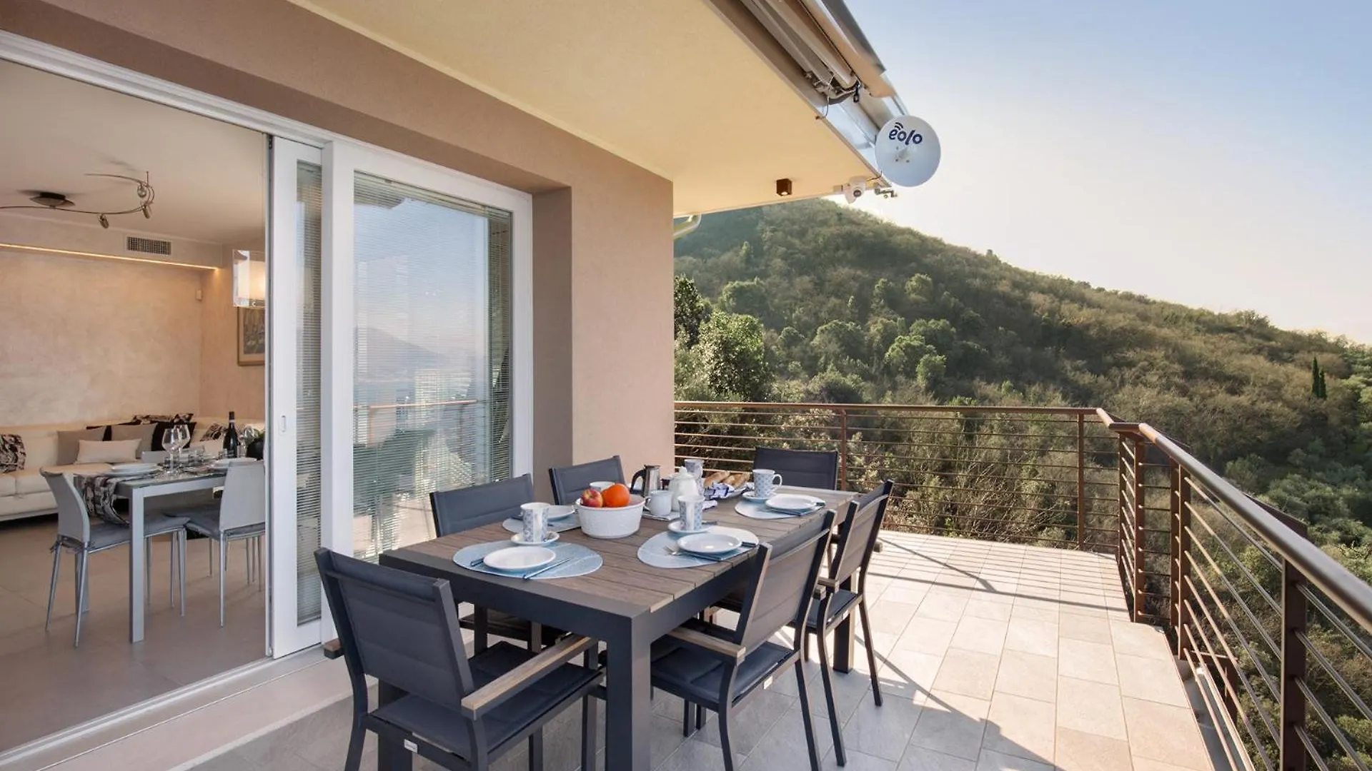 Terrace Of Wally - Apartment With Pool Torri Del Benaco Italy