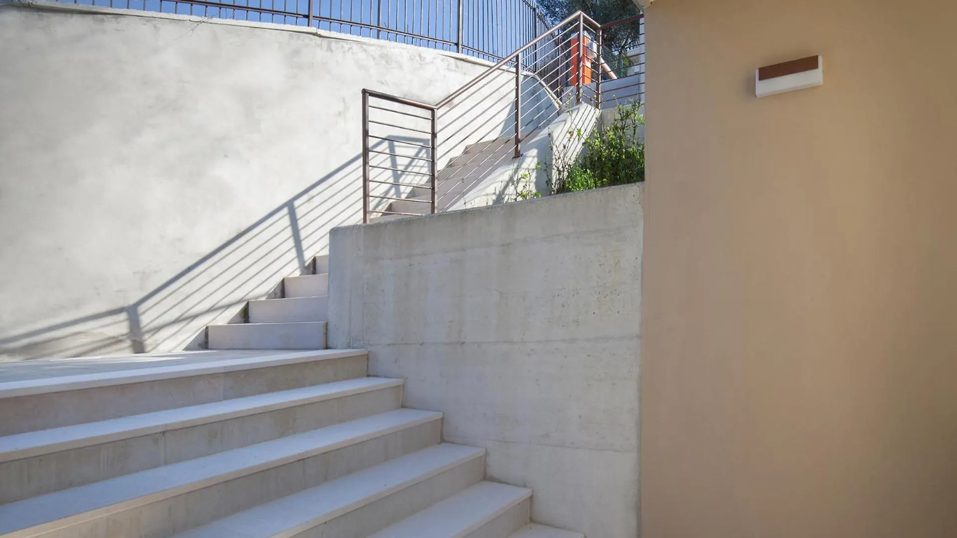 Terrace Of Wally - Apartment With Pool Torri Del Benaco Italy